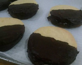 Foto del paso 7 de la receta: Alfajores rellenos de limón y bañados en chocolate 🍋🍫