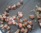 Foto del paso 2 de la receta: Espinacas con uvas pasas y jamón de cerdo...🌿🌰🍖🥓🍇