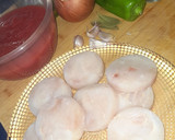Foto del paso 1 de la receta: Medallón de merluza en salsa de tomate con cebolla
