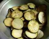 A picture of step 1 of Brinjal Pakora.