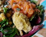 Foto del paso 7 de la receta: Ensalada con salmón ahumado, garbanzos, hummus y pipas con vinagreta de miel y mostaza