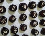 Foto langkah ke 6 dari resep Bola-Bola Biskuit Coklat (no oven/ no mixer).