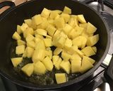 Une image de l'étape 3 de Pommes de terre et courgettes au bouillon de chapon.