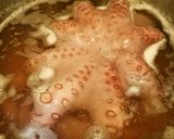Foto del paso 1 de la receta Pulpo a feira sobre parmentier de patata y lechuga de alga