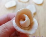 Hình bước làm 2 của món Bánh bao hoa hồng