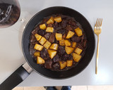 Foto del paso 9 de la receta: Ternera estofada al vino tinto con patatas y surtido de setas