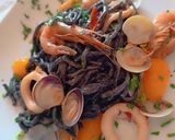 Foto del passaggio 10 della ricetta Spaghetti al nero di seppia homemade,con frutti di mare, gamberi e calamari