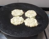 ફણગાવેલા મગ ના ઉત્તપમ (Sprouted Moong Uttapam Recipe In Gujarati) રેસીપી સ્ટેપ3ફોટો
