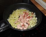 Foto del paso 2 de la receta: Pechugas de pavo con patatas, bacon y queso Reblochon