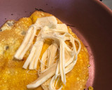 Foto del paso 2 de la receta: Omelette Oaxaqueño (flor de calabaza, quesillo y chapulines)