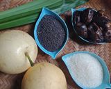 Foto langkah ke 1 dari resep Steam pear kurma.