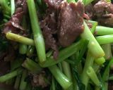Hình bước làm 3 của món Rau cần xào thịt bò