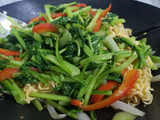 Mì gói xào thịt bò