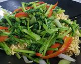 Hình bước làm 3 của món Mì gói xào thịt bò