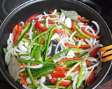 Foto del paso 2 de la receta: Muslos de pollo en escabeche con papas fritas