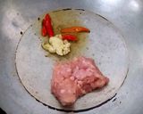 รูปขั้นตอนการทำที่ 1 ของ ผัดผักบุ้งไก่สับ