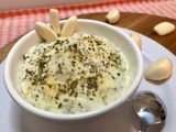 क्रीमी-ड्रीमी गार्लिक डिप(creamy dreamy garlic dip recipe in hindi)