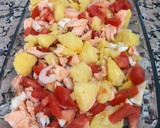Foto del paso 2 de la receta: Ensalada de salmón y gambas suave, rica y fácil