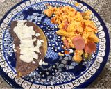 Foto del paso 2 de la receta: Huevos a la mexicana con salchicha y dobladita de frijol