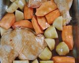 Foto del paso 3 de la receta: Muslo a la mostaza con papas y boniatos
