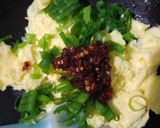 Foto langkah ke 3 dari resep Orak Arik Telur Chilli Oil.