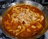 Foto del paso 4 de la receta: Tostadas de tinga de pollo