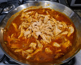 Foto del paso 4 de la receta: Tostadas de tinga de pollo