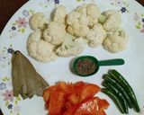 A picture of step 2 of Katla Cauliflower Curry.