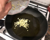Foto del paso 3 de la receta: Sepia a la plancha con salteado de espárragos y gambas