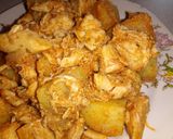 Hagymás csirkekockák héjában főtt burgonyával - egytál recept fázis 4 fotója