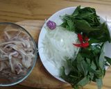 Hình bước làm 2 của món Gỏi tai heo, rau răm, hành tây