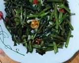 Foto langkah ke 7 dari resep Tumis Kangkung Bawah Putih.
