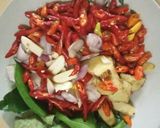 Foto langkah ke 2 dari resep Ikan asin asam pedas.
