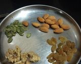 खजूर बर्फी (khajur bharfi recipe in marathi) रेसिपी स्टेप 2 फोटो 