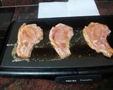 Foto del paso 4 de la receta: Chuletas de cerdo a la plancha con papas salteadas y pimientos asados