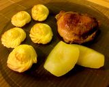 Ropogós csirkecomb hercegnőburgonyával, almakompóttal 🍗🥔🍎 recept fázis 6 fotója