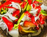 Foto del paso 2 de la receta: REVUELTO DE VERDURAS CON HUEVOS FRITOS 🧅🫑🍆🥔🧄🥚🥚🥘