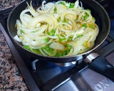 Foto del paso 6 de la receta: Tortilla de patatas con pulpo, cebolla y pimiento verde