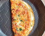 Foto del paso 3 de la receta: Omelette de queso, tomate seco y albahaca (aire "caprese")