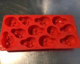 Une image de l'étape 1 de Bonbons gélifiés « skull » à la pêche de vigne.