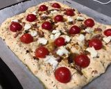 Foto del paso 5 de la receta: Focaccia de cebolla y tomates cherry con rúcula