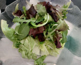 Foto del paso 1 de la receta: Ensalada de lechugas variadas con tomate, guindilla y anacardos