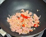 รูปขั้นตอนการทำที่ 2 ของ แหนมผัดไข่ขยี้