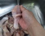 Foto langkah ke 2 dari resep Ayam Ungkep Air Kelapa Bumbu Kuning.