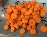 Une image de l'étape 2 de Salade marinée de carottes aux tomates et jambon sauce cumin.