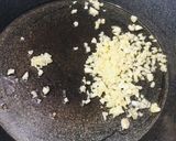 Hình bước làm 3 của món Ăn vặt cho con: nui sao chiên giòn ngào tỏi