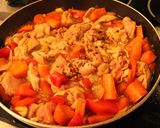Foto del paso 5 de la receta: Patada deshueseada de pollos, en bandada, a hortalizas y demases