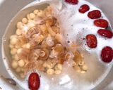 Hình bước làm 4 của món 🌱 Chè Hạt Sen Nhãn Nhục Táo Đỏ