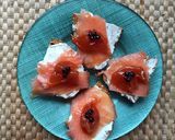Foto del paso 1 de la receta: Montaditos con dulce de caqui, salmón y caviar