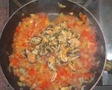 Foto del paso 2 de la receta: Tallarines con mariscos y salsa rosa